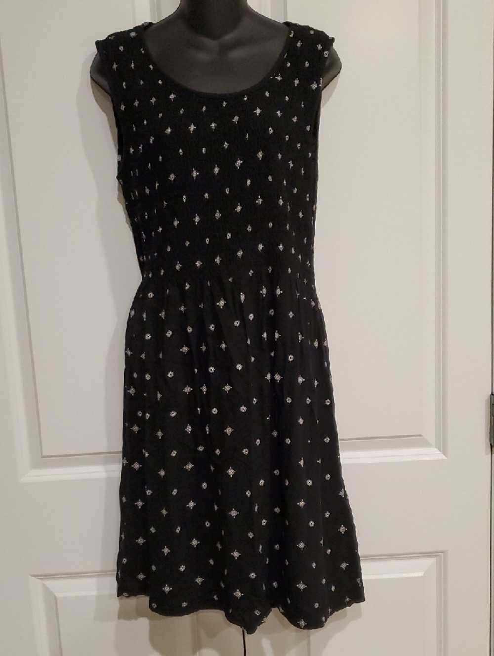croft & barrow Black With White Medallion Pattern Sleeveless Smocked Dress SZ L